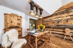 ein Esszimmer mit einem Tisch und Stühlen in der Unterkunft Casa Capricorn in Davos