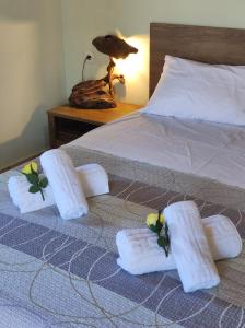 Una cama con tres toallas. en Anatolika Stamatis Paradise, en Dhémbla