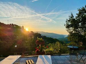 uma vista para o pôr-do-sol a partir da varanda de uma casa em La Riviera Bed & Breakfast em Rapallo