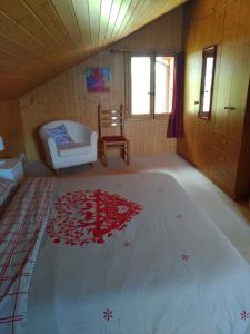 克萊恩 蒙塔納的住宿－Chalet Tyl, vue imprenable sur les Alpes Valaisannes，一间房间,配有一张床和椅子