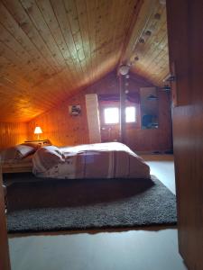 克萊恩 蒙塔納的住宿－Chalet Tyl, vue imprenable sur les Alpes Valaisannes，木制客房内的一间卧室,配有一张床