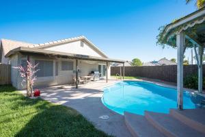 una piscina frente a una casa en Modern Home! Pool & Jacuzzi (30% off for longterm), en Las Vegas