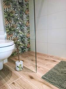 Ένα μπάνιο στο Szmaragdowy apartament przy ulicy Opolskiej