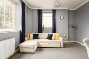 salon z kanapą i oknem w obiekcie 2 BR Royal Mile Apartment w Edynburgu