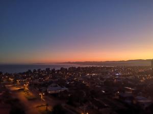 uma vista da cidade à noite em Tranquilo y Acogedor departamento en Con Con em Concón