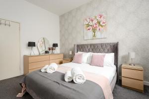 sypialnia z łóżkiem z ręcznikami w obiekcie 2 BR Royal Mile Apartment w Edynburgu