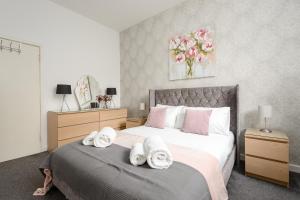 1 dormitorio con 1 cama con toallas en 2 BR Royal Mile Apartment en Edimburgo