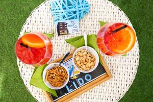 un piatto di alimenti con frutta e noci su un tavolo di Hotel Lido a Misano Adriatico