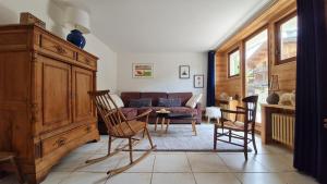sala de estar con sofá, mesa y sillas en Appartement La Duchère Le Plan-la Giettaz massif des Aravis en La Giettaz
