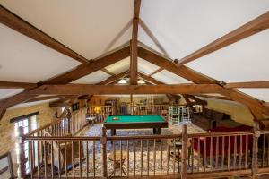 a room with a pool table in the middle of it at Maison Croix du sud. Chambre Fruits de la Passion in Saint-Amand-de-Vergt