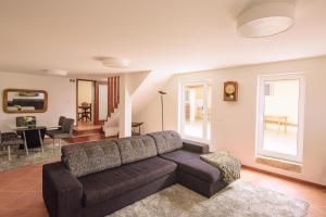 Outeiro MaiorにあるCasa Dona Ermelinda - Silêncio - Conforto - Naturezaのソファのあるリビングルームとダイニングルーム