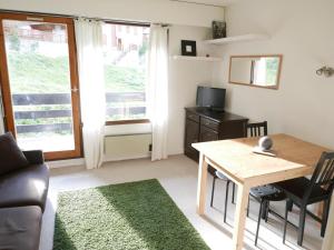 a small living room with a table and a television at Studio Valloire, 1 pièce, 4 personnes - FR-1-263-436 in Valloire