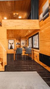 Habitación con 2 sillas y escritorio en una pared de madera. en Secret Lake Prag magic place relaxation& wellness, en Řehenice