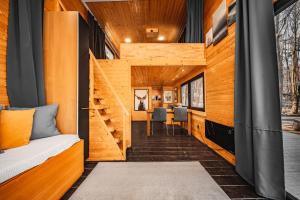Una habitación con paredes de madera y una escalera en una casa en Secret Lake Prag magic place relaxation& wellness, en Řehenice