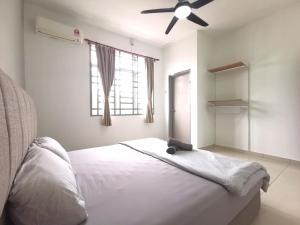 a bedroom with a bed with a ceiling fan at ₘₐcₒ ₕₒₘₑ Premium Suite 3R2B CorNer @Mount Austin 【TMN DAYA】 in Johor Bahru