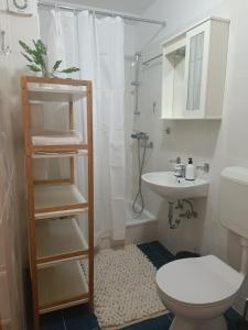 un baño con inodoro y lavabo en The Sea Nook, en Srima
