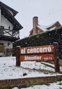 un panneau dans la neige devant une maison dans l'établissement El Cencerro Bariloche, à San Carlos de Bariloche