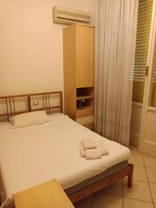1 dormitorio con 1 cama con 2 toallas en Bed and Breakfast Almaran, en Trapani
