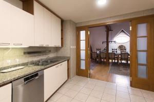 Kuchyňa alebo kuchynka v ubytovaní Billionaires Club LOFT Sauna City Center