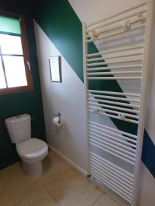 een badkamer met een toilet en een trap bij Escale Vendéenne - Chambre d'hôtes Vendée Globe in Saint-Révérend