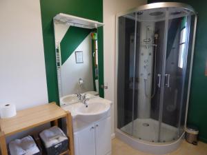 W łazience znajduje się umywalka, prysznic i umywalka. w obiekcie Escale Vendéenne - Chambre d'hôtes Vendée Globe w mieście Saint-Révérend