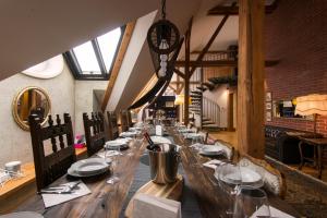 Reštaurácia alebo iné gastronomické zariadenie v ubytovaní Billionaires Club LOFT Sauna City Center