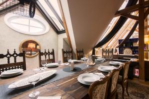 Reštaurácia alebo iné gastronomické zariadenie v ubytovaní Billionaires Club LOFT Sauna City Center