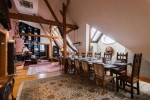 Reštaurácia alebo iné gastronomické zariadenie v ubytovaní Billionaires Club LOFT Sauna City Center