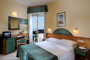 מיטה או מיטות בחדר ב-Hotel Bellevue
