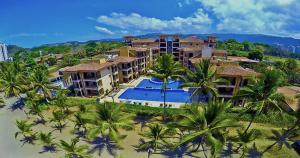 Bazén v ubytování BEACHFRONT Condo Bahia Encantada L1 Jaco Beach nebo v jeho okolí