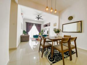 uma sala de jantar com mesa e cadeiras em Tamu Place 3-Bedroom Serviced Apartment with Pool em Kuala Terengganu