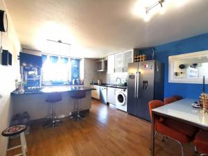 uma cozinha com um frigorífico, uma mesa e cadeiras em Silves Country Room em Silves