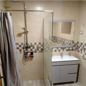 ロレドにあるCasa Los Leonesのバスルーム(シャワー、シンク、シャワー付)