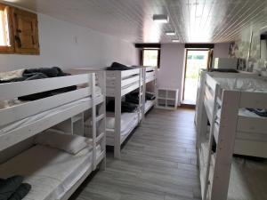 ロレドにあるCasa Los Leonesの複数の二段ベッドが備わる客室です。