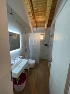 une salle de bains avec lavabo et toilettes dans l'établissement Amazing familiar apartments and rooms, à Saranda 75 autres photos
