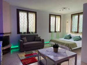 a living room with a bed and a couch at MalaMù BnB Eventi in Rigosa