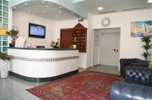 a lobby with a waiting room with a counter at Hotel Bellevue in Bibione