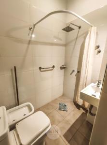 W łazience znajduje się prysznic, toaleta i umywalka. w obiekcie Hotel Alhambra w mieście San Juan