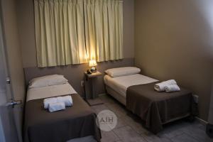 Cette chambre comprend 2 lits et une fenêtre. dans l'établissement Hotel Alhambra, à San Juan