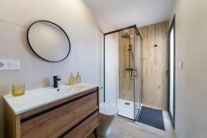 een badkamer met een wastafel, een toilet en een spiegel bij Edificio México in Roquetas de Mar