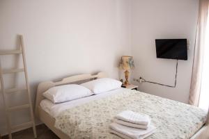 a bedroom with a bed with towels on it at Hara's Studio in Perdika