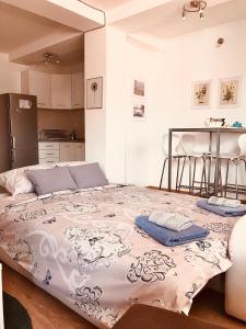 Un dormitorio con una cama con dos toallas encima. en Felix Apartment City Center, en Skopje