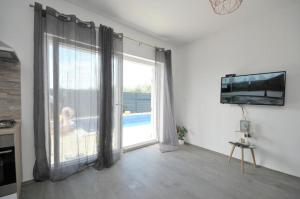 Televízia a/alebo spoločenská miestnosť v ubytovaní Villa Carolina