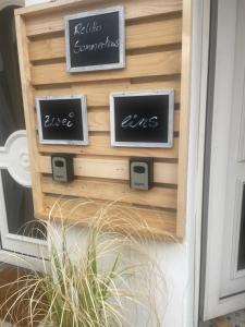 博尔库姆Relitto Sommerhaus的门边的一个标志,上面写着让小卖部起来