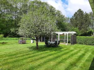una mesa y sillas en un patio con un árbol en Ferienwohnung-Stricker-2-1-Typ-B-Terrasse, en Walkenried 16 fotos más