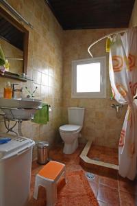 a bathroom with a toilet and a sink at Casa Mykines 