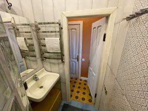 リヴィウにあるOld Lviv Apartmentの小さなバスルーム(シンク、鏡付)