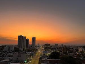 vista para uma cidade ao pôr-do-sol em Amplio Piso Vintage, Terraza con Vista a Sierras em Córdoba