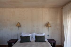 Cama ou camas em um quarto em Azenhas do Mar Valley House