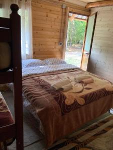 sypialnia z łóżkiem w drewnianym domku w obiekcie Guesthouse Dioni w mieście Valbonë